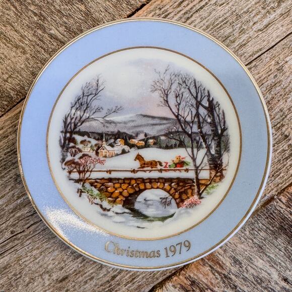 Vintage Hanging Ornament "Dashing Through The Snow" Mini Plate by Avon 1989, 3" - Picture 4 of 6